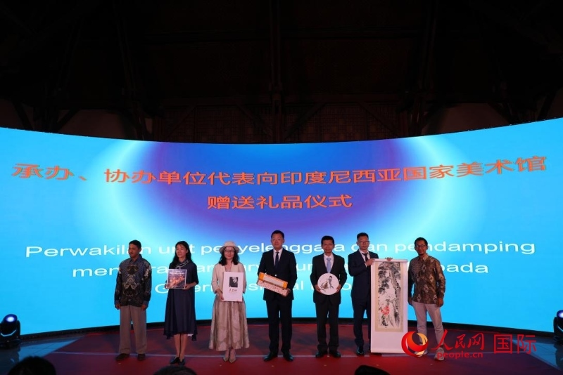在展覽開幕式現(xiàn)場，本次展覽的承辦、協(xié)辦單位代表向印尼國家美術(shù)館贈送禮品。人民網(wǎng)記者 曹師韻攝