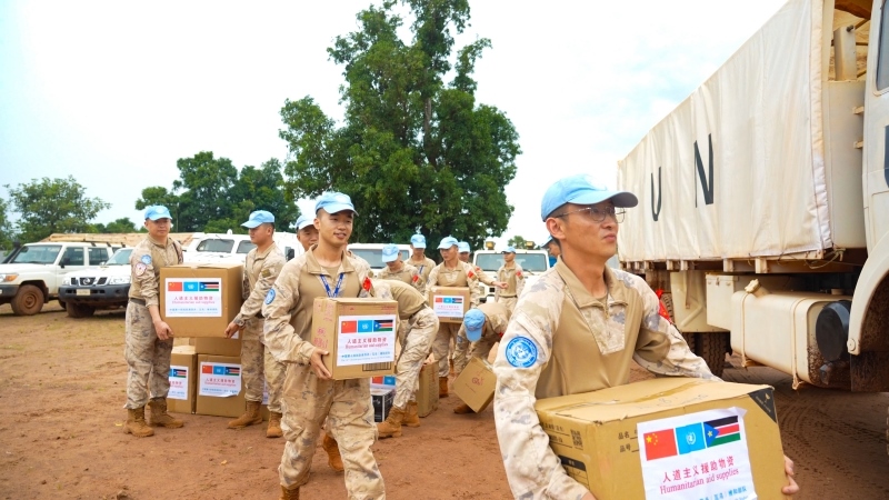 搬運(yùn)援助物資。孫千攝