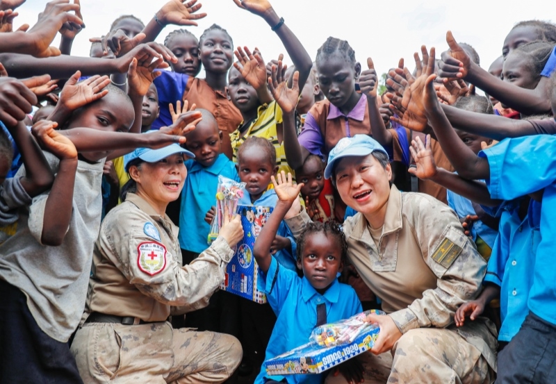 學(xué)生對中國官兵援助表達(dá)感謝。王皓宇攝