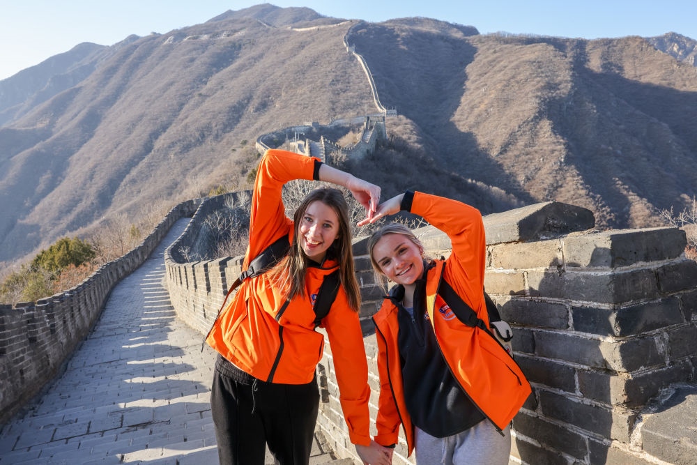 2024年3月20日，美國(guó)華盛頓州中學(xué)生代表團(tuán)的成員在北京慕田峪長(zhǎng)城留影。新華社記者 殷剛 攝