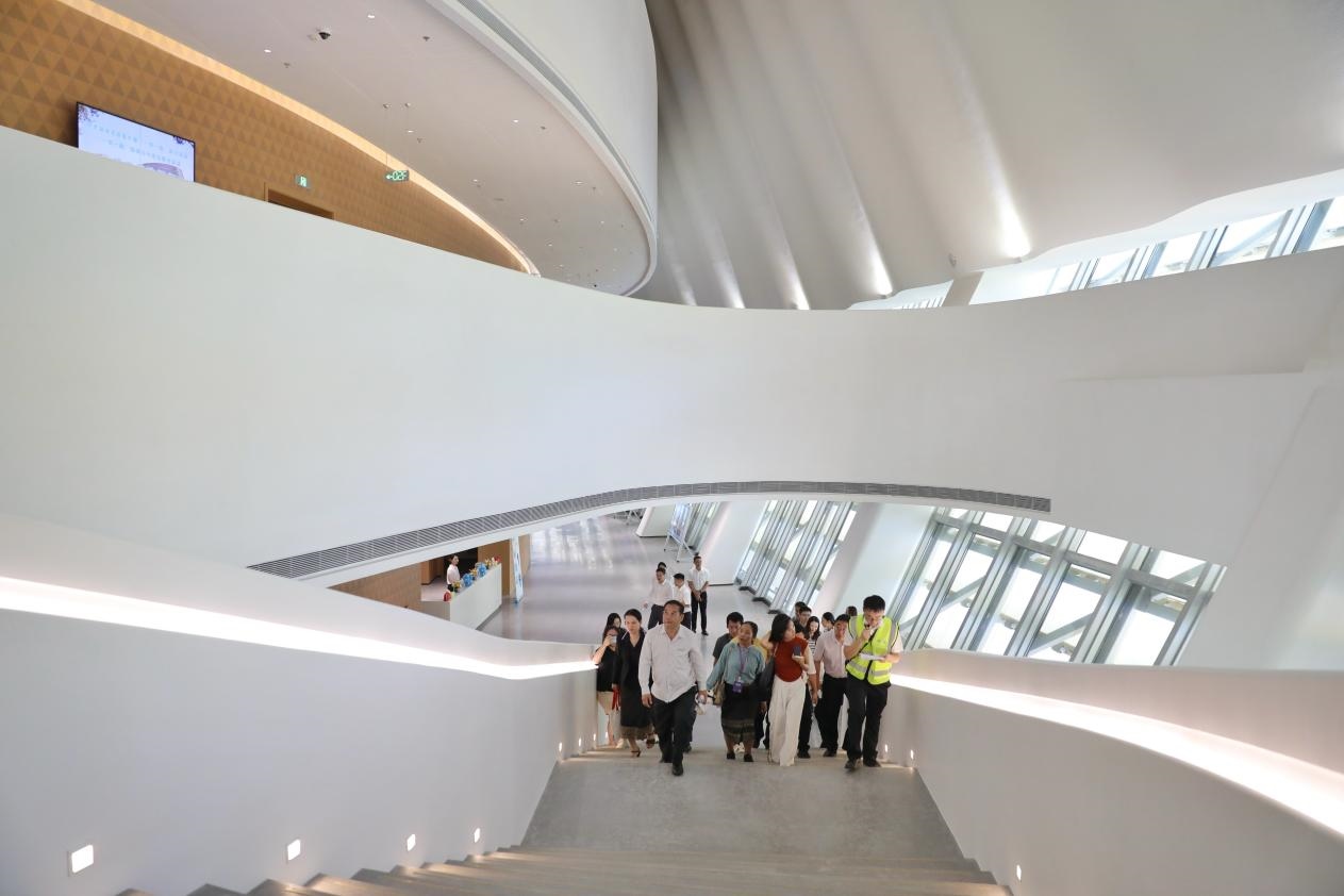 亞洲媒體考察團(tuán)正在上樓?！吨袊?jīng)濟(jì)周刊》記者 肖翊攝