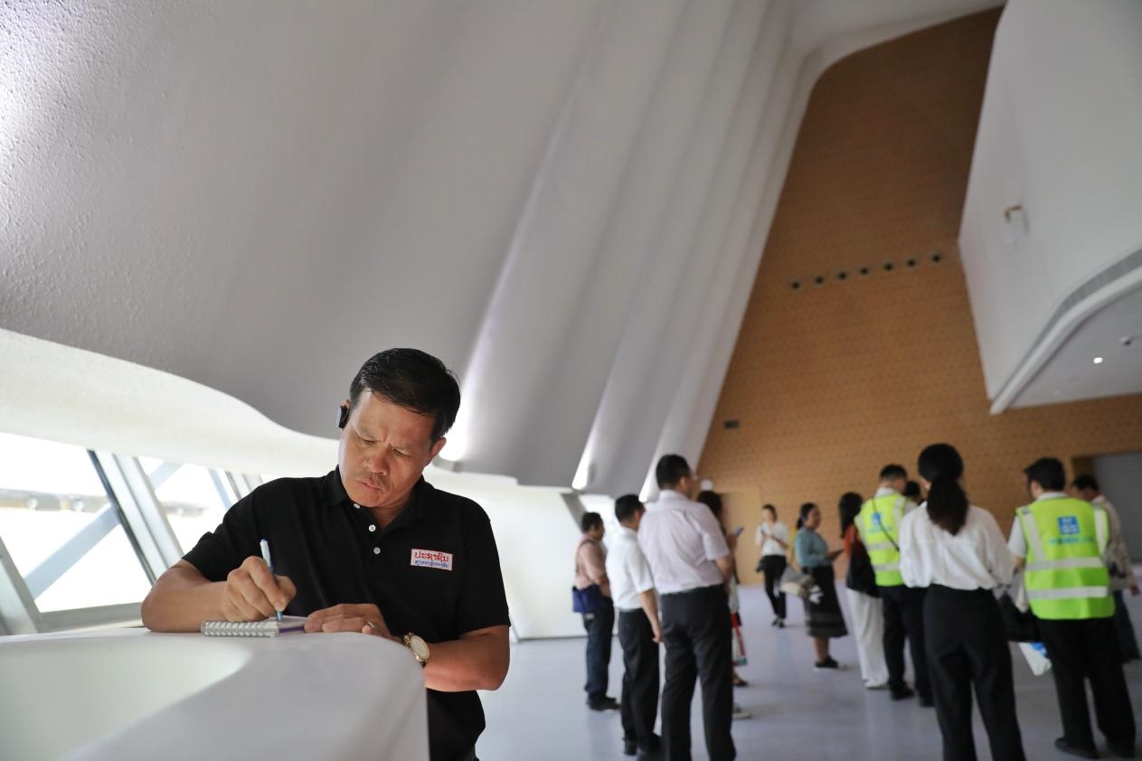 亞洲媒體考察團(tuán)參觀綜合劇場外墻?！吨袊?jīng)濟(jì)周刊》記者 肖翊攝