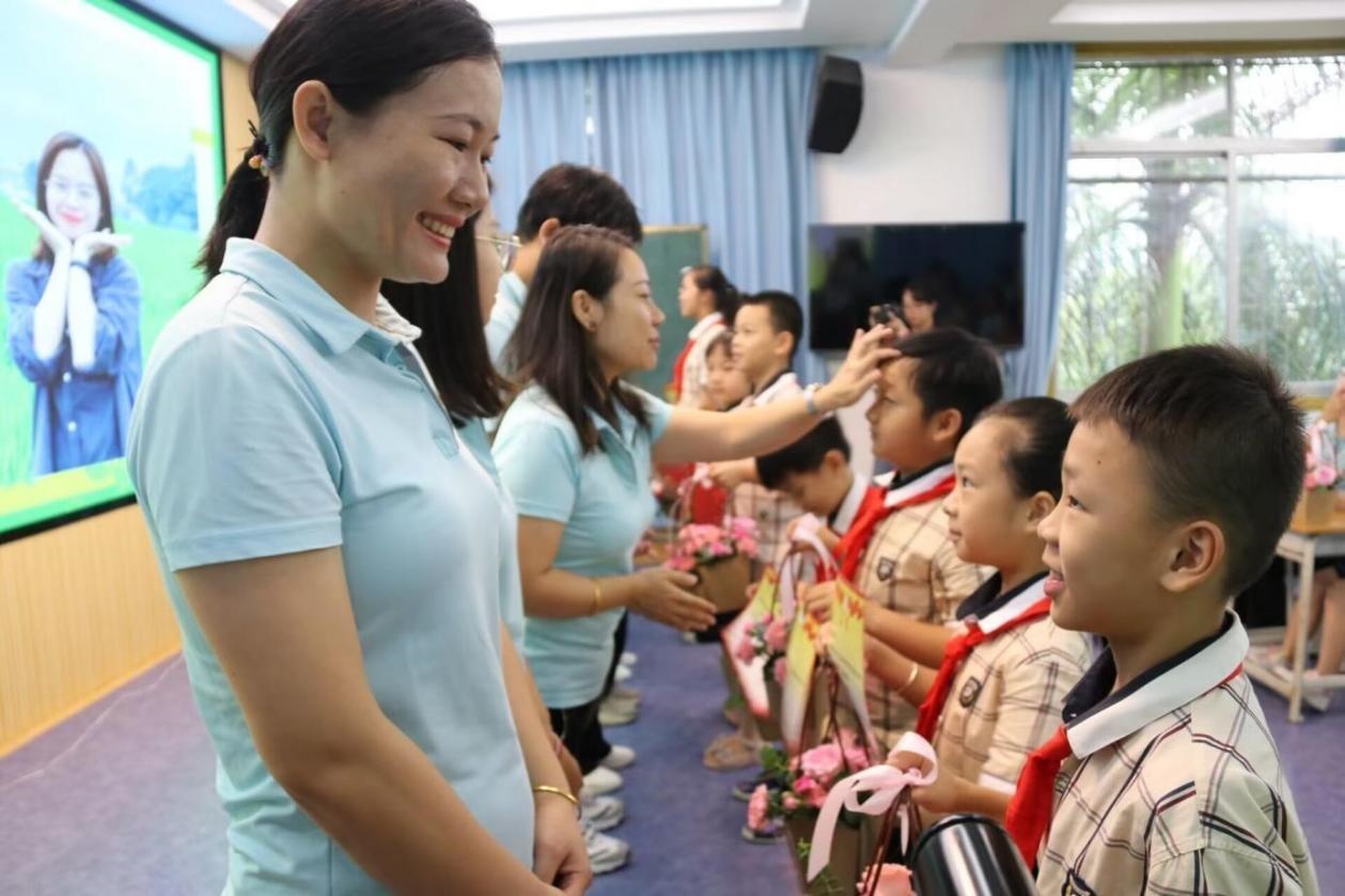 2023年教師節(jié)前，廣西南寧一所學(xué)校，學(xué)生向老師獻(xiàn)上鮮花、賀卡。