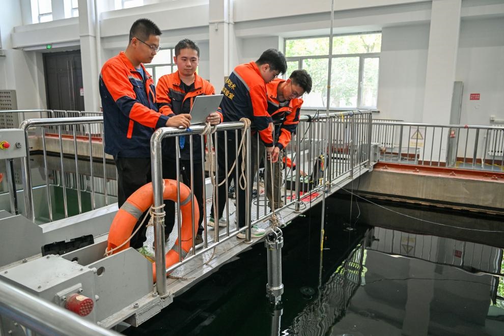 哈爾濱工程大學(xué)水聲工程學(xué)院學(xué)生在進(jìn)行技術(shù)實(shí)驗(yàn)。新華社記者王松 攝