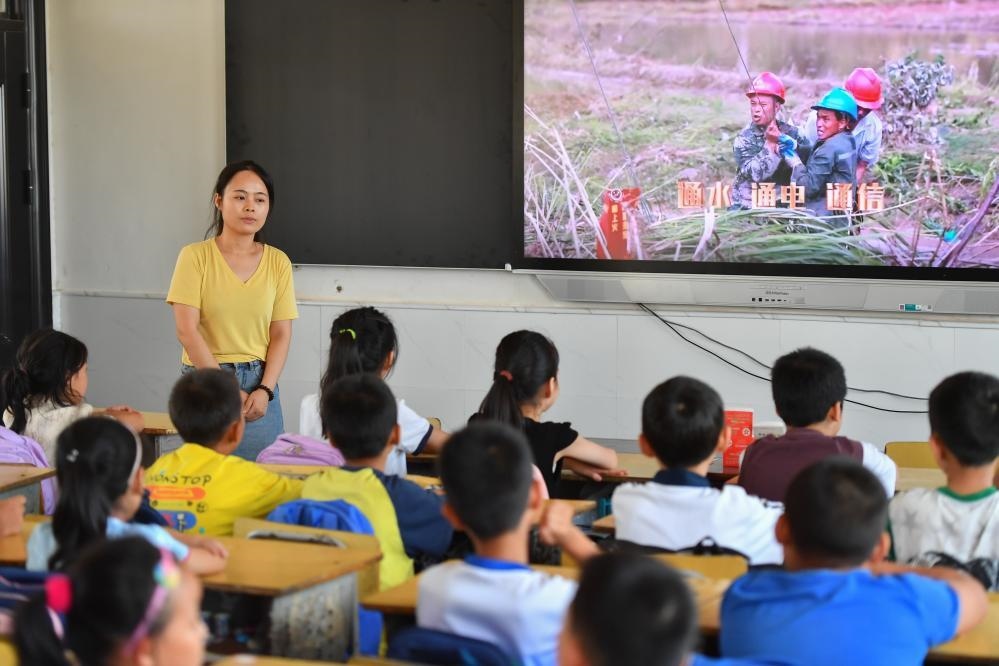 今年夏天，湖南華容縣等地遭受洪澇災(zāi)害。9月，華容縣一所學(xué)校，老師通過講述防災(zāi)救災(zāi)故事，引導(dǎo)孩子們知情、共情，汲取成長的力量。