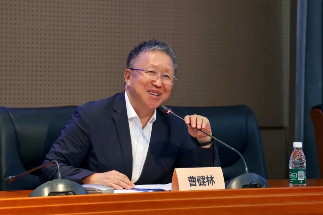 科技部原副部長、十三屆全國政協(xié)教科衛(wèi)體委員會(huì)副主任、現(xiàn)任季華實(shí)驗(yàn)室理事長、主任曹健林致辭。主辦方供圖