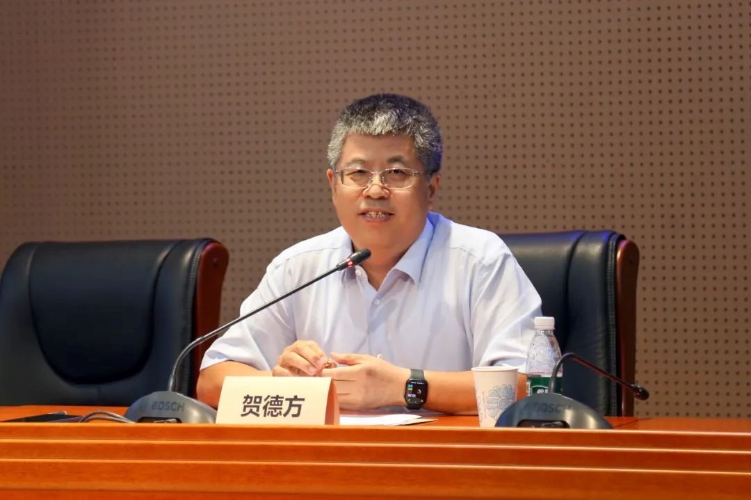 國務(wù)院參事、科技部原副秘書長、中國科技評估與成果管理研究會(huì)理事長賀德方致辭。主辦方供圖