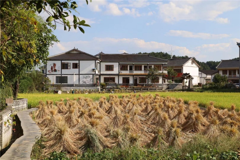 傳統(tǒng)的黔北村莊風(fēng)貌同現(xiàn)代民居元素相融合，人文風(fēng)光與生態(tài)自然風(fēng)景相結(jié)合，人與自然和諧共生。（俄羅斯《中國(guó)與俄羅斯》雜志社社長(zhǎng)奧列格·別列日內(nèi)赫攝）
