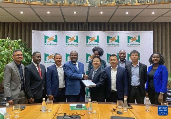 9月9日，在納米比亞首都溫得和克，嘉賓在簽字儀式后合影。新華社發(fā)（江西國(guó)際供圖）