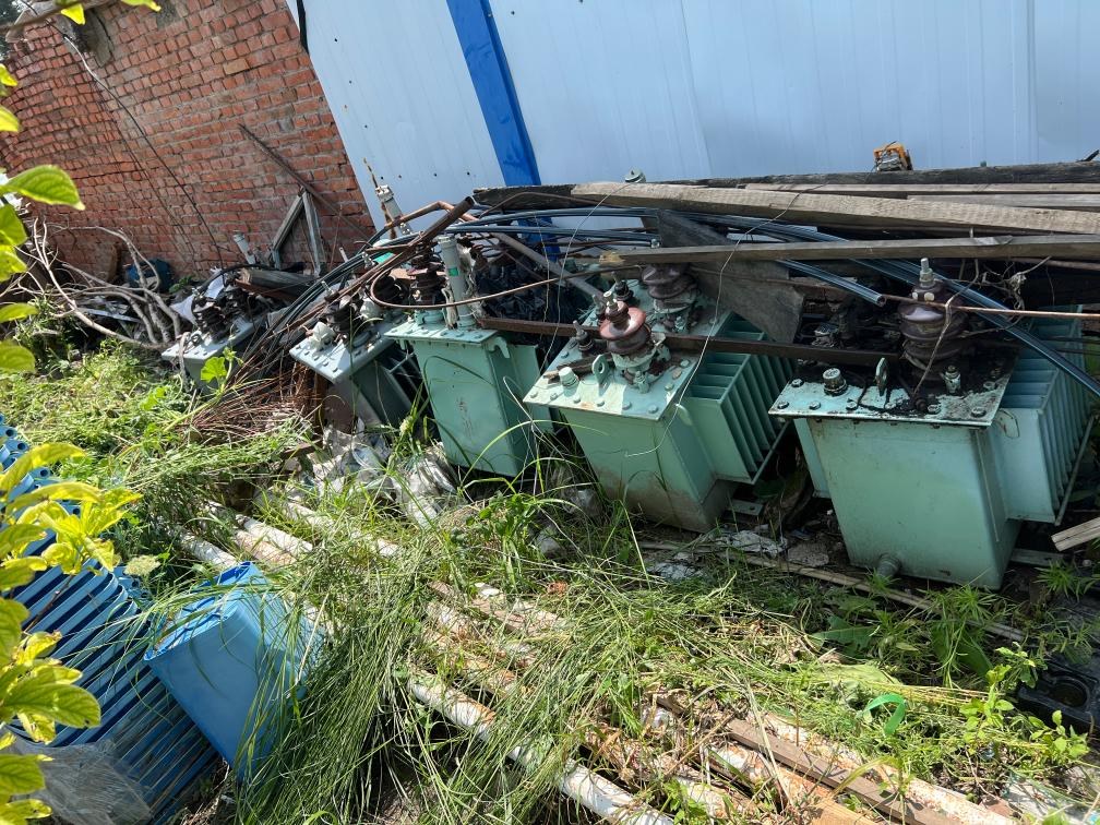 存放在農(nóng)戶家中的變壓器。新華社記者董寶森攝