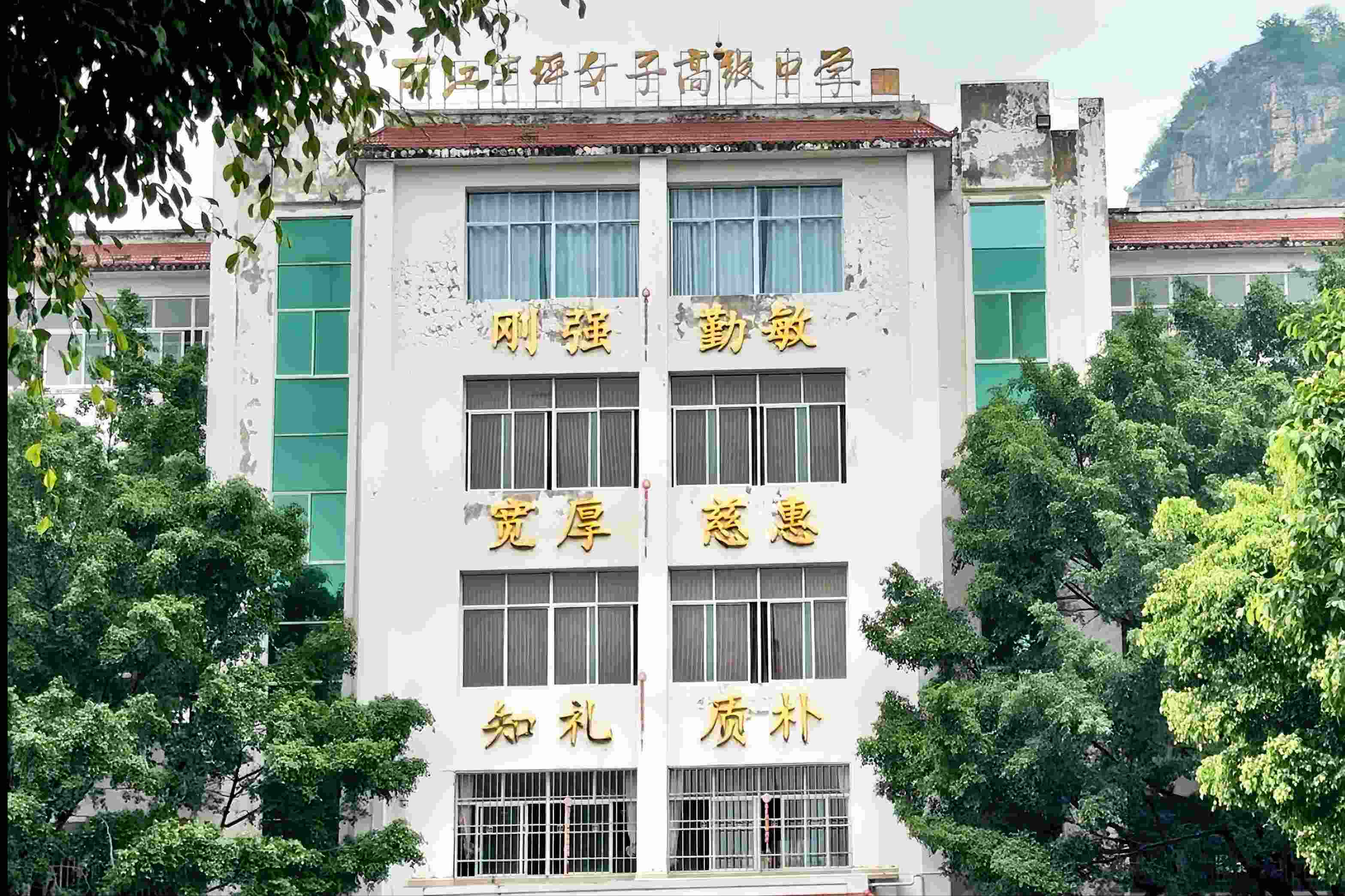 華坪女高教學樓。人民網(wǎng)記者 劉微攝