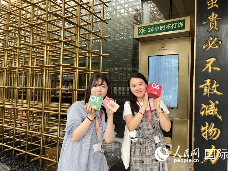 5. 代表團(tuán)團(tuán)員展示通過(guò)無(wú)人售藥機(jī)購(gòu)買的盲盒。（人民網(wǎng)記者陳思 攝）