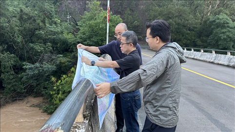 珠江委工作組在三河鎮(zhèn)三河大橋進(jìn)行防洪工程調(diào)度工作。 水利部供圖