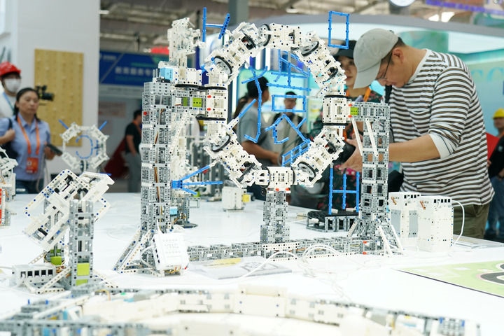 2024年9月11日，記者在服貿(mào)會首鋼園區(qū)教育服務(wù)館采訪。新華社記者 張晨霖 攝