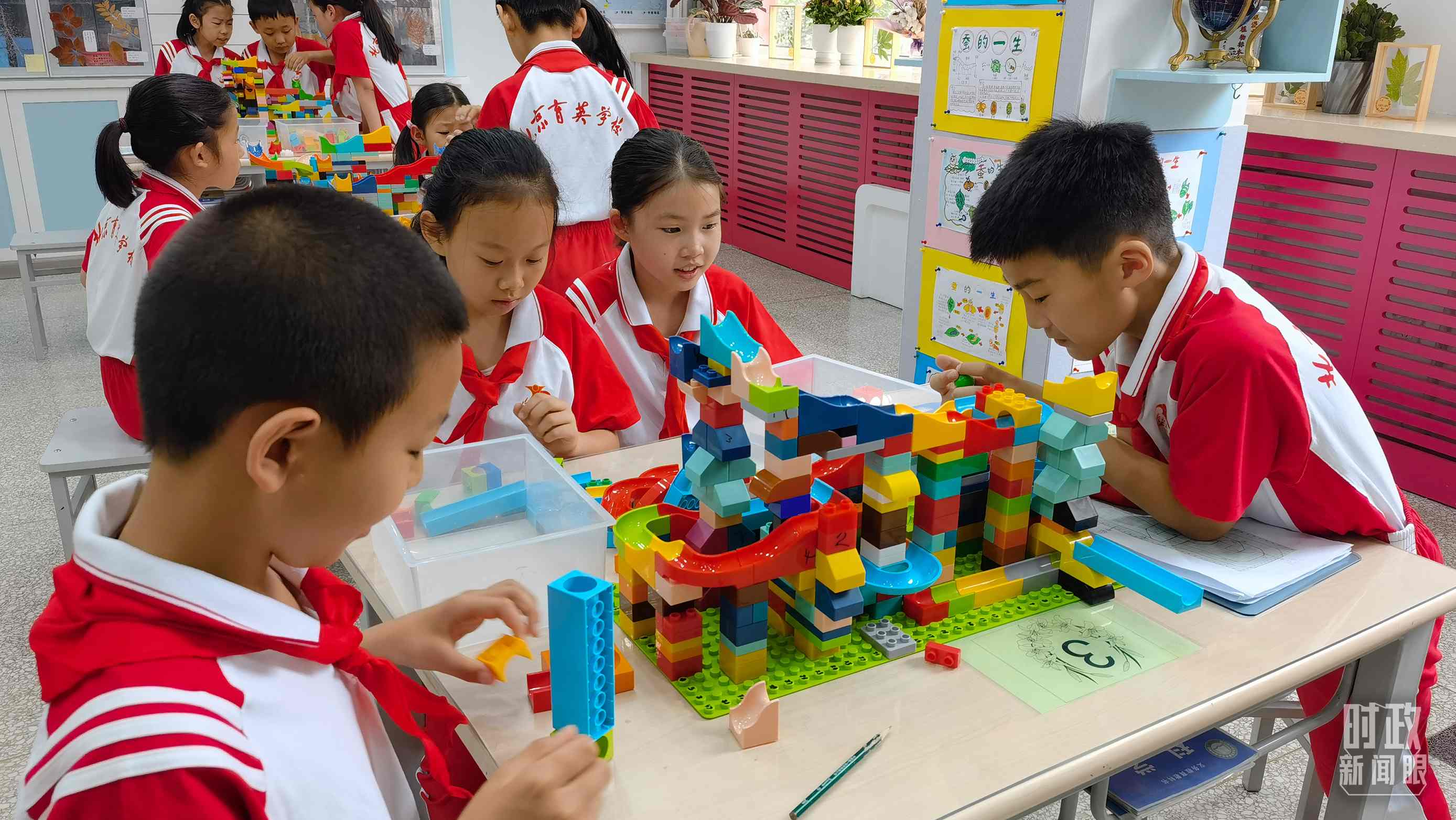  △這是北京育英學校的科學教室。2023年5月，習近平在這里調研時，希望同學們從小樹立“科技創(chuàng)新、強國有我”的志向。（總臺央視記者石丞拍攝）