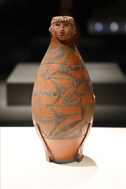 大地灣出土的人頭形器口彩陶瓶。新華社記者 范培珅 攝