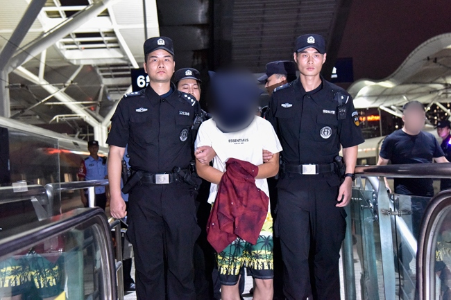 一名潛逃柬埔寨的犯罪嫌疑人被押解回國。公安部供圖