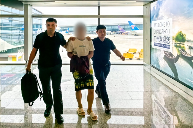 一名潛逃柬埔寨的犯罪嫌疑人被押解回國。公安部供圖