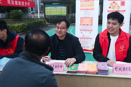 2022年11月9日，在杭州市臨安區(qū)太陽鎮(zhèn)上太陽村，臨安區(qū)太陽司法所所長方凱（右二）現(xiàn)場解答法律問題。 新華社記者 徐昱 攝