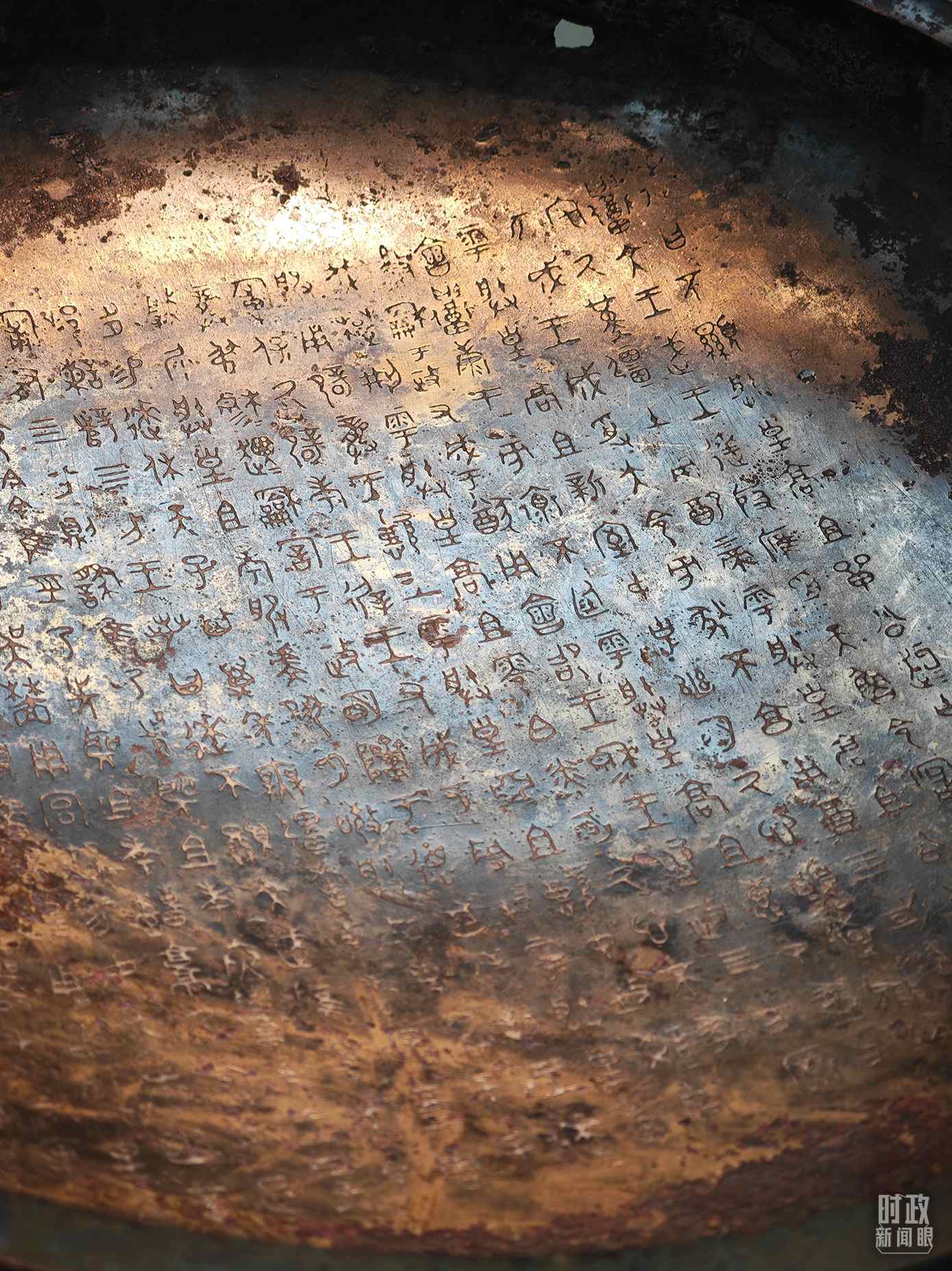 △ 寶雞青銅器博物院內(nèi)展陳——逨盤。（總臺(tái)央視記者丁欣、彭漢明拍攝）