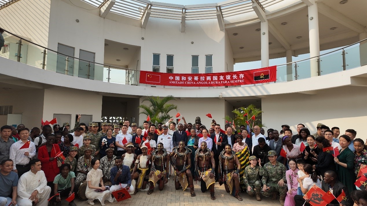 文化聯(lián)誼活動(dòng)合影。內(nèi)圖大學(xué)孔子學(xué)院供圖