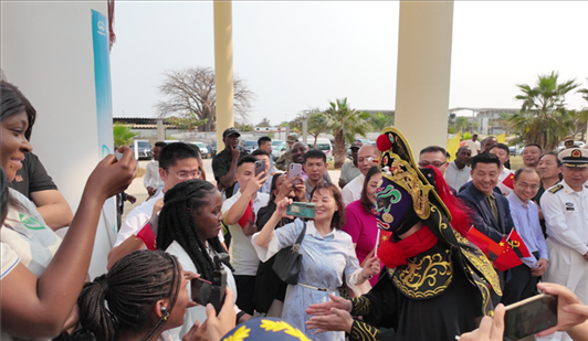 川劇變臉《蜀風(fēng)妙韻》。內(nèi)圖大學(xué)孔子學(xué)院供圖