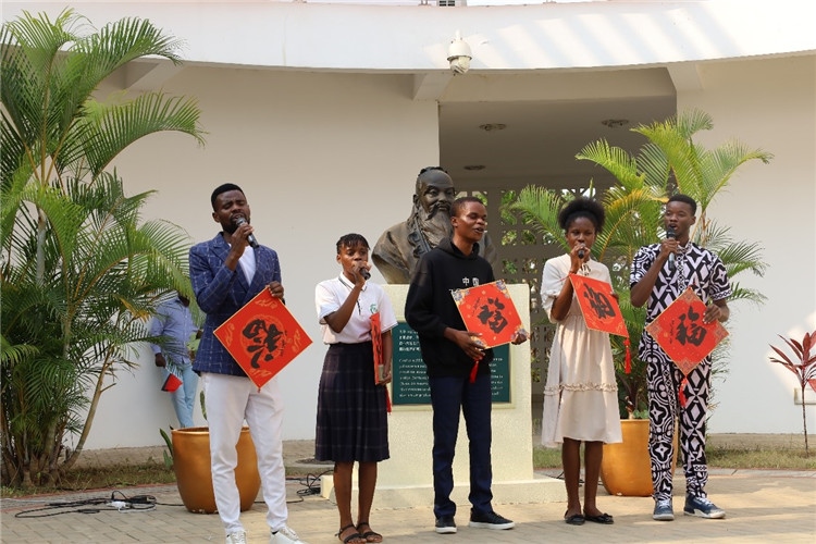 孔院學(xué)生演唱歌曲《故鄉(xiāng)的云》。內(nèi)圖大學(xué)孔子學(xué)院供圖