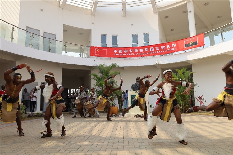 安哥拉民族舞。內(nèi)圖大學(xué)孔子學(xué)院供圖