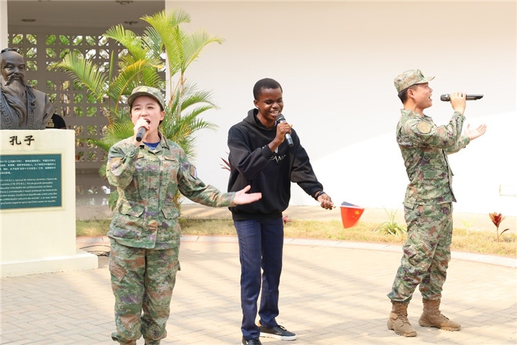 孔院學(xué)生與中國(guó)海軍官兵合唱《天地龍鱗》。內(nèi)圖大學(xué)孔子學(xué)院供圖