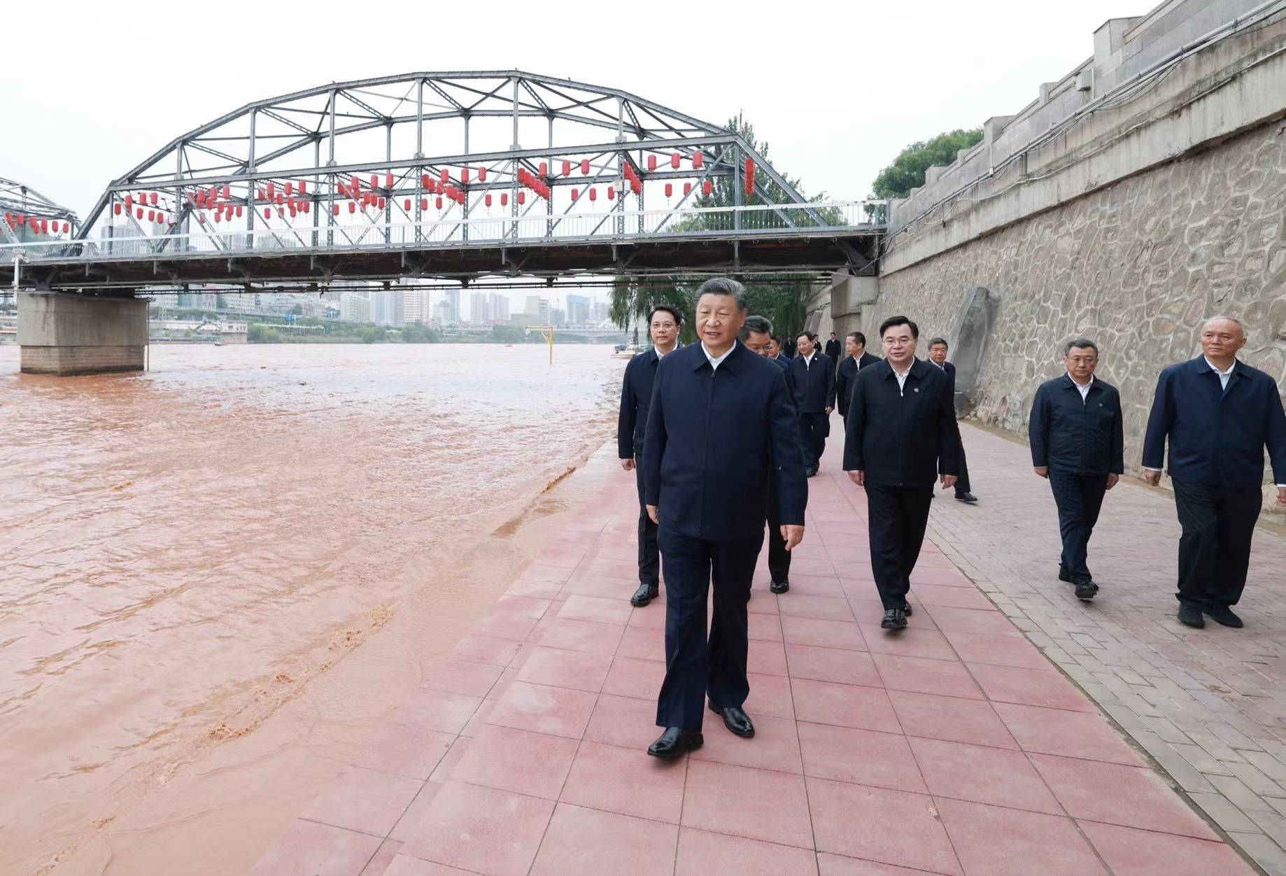 △9月11日下午，甘肅蘭州市黃河蘭州中山橋段，習(xí)近平總書(shū)記了解當(dāng)?shù)赝苿?dòng)黃河流域生態(tài)保護(hù)等情況。