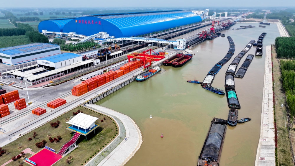 2024年4月24日，船舶行駛在山東濟寧港航梁山港航道上（無人機照片）。近年來，山東省加快構建沿黃陸海大通道，有效促進黃河流域各省區(qū)物流降本增效，實現(xiàn)更高水平對外開放。