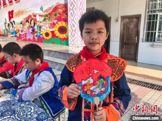 翠竹小學(xué)學(xué)生展示自己繪制的團(tuán)扇作品。蔣豐慧 攝