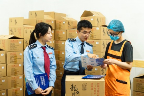 國家稅務總局平樂縣稅務局青年服務隊深入本土月餅生產(chǎn)銷售企業(yè)，精準推送適用稅惠政策，為香甜的月餅增添“稅滋味”。任斯林攝