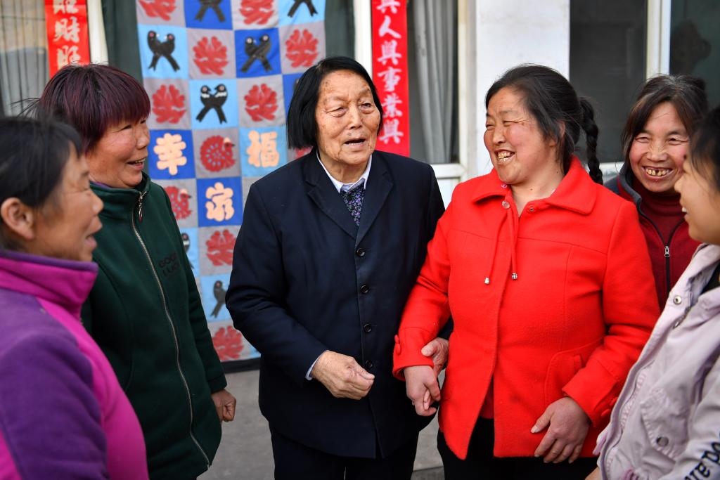 2019年3月23日，申紀(jì)蘭（左三）在山西省平順縣西溝村與村民分享全國兩會精神。新華社記者 曹陽 攝