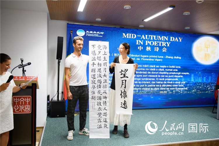 現(xiàn)場的羅馬尼亞書法愛好者書寫并展示作品。傅永山攝