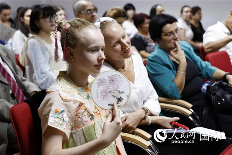 現(xiàn)在嘉賓觀看表演。傅永山攝