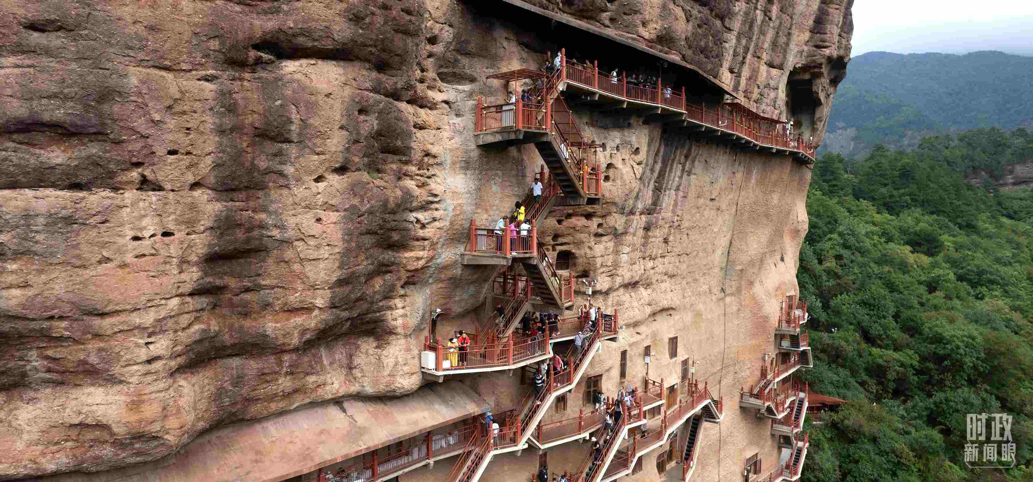 △麥積山石窟是國家5A級(jí)旅游景區(qū)，2024年上半年累計(jì)接待游客57萬人。（總臺(tái)國廣記者李晉拍攝）