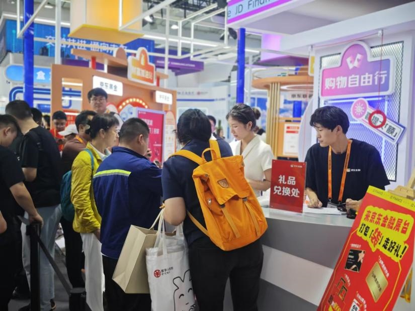 觀眾在金融服務(wù)展區(qū)體驗(yàn)展臺(tái)的互動(dòng)活動(dòng)。人民網(wǎng)記者 黃盛攝