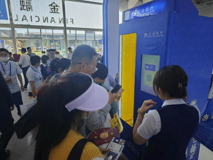 觀眾在金融服務(wù)展區(qū)體驗(yàn)數(shù)字人民幣購物。人民網(wǎng)記者 黃盛攝