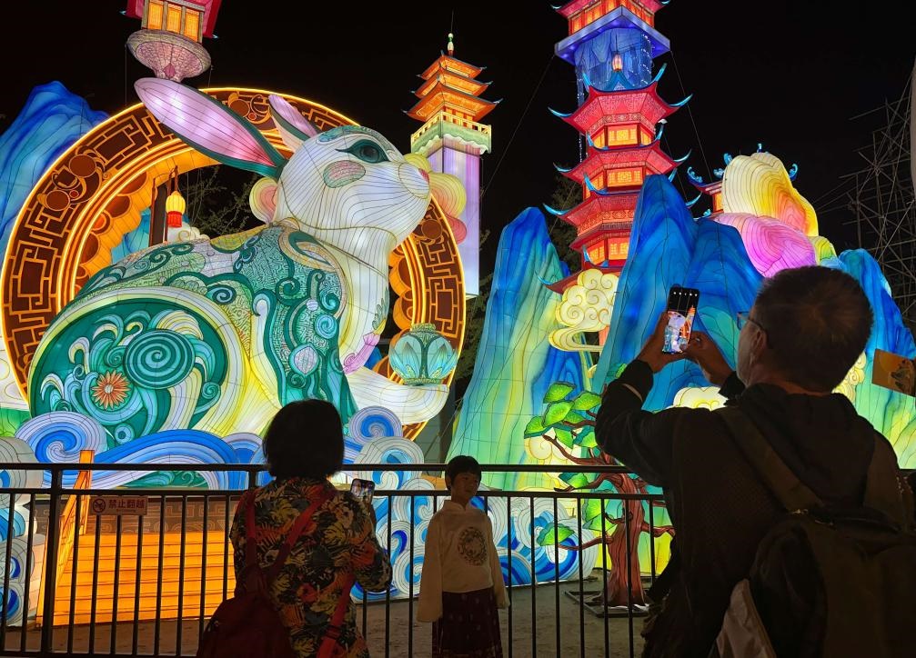 市民游客在2024年北京中秋國(guó)慶彩燈游園會(huì)欣賞彩燈。新華社記者楊淑君 攝