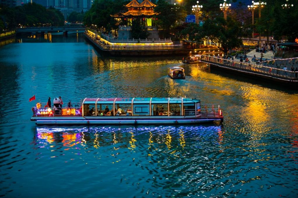 成都“夜游錦江”火鍋船。（唐斌治 攝）