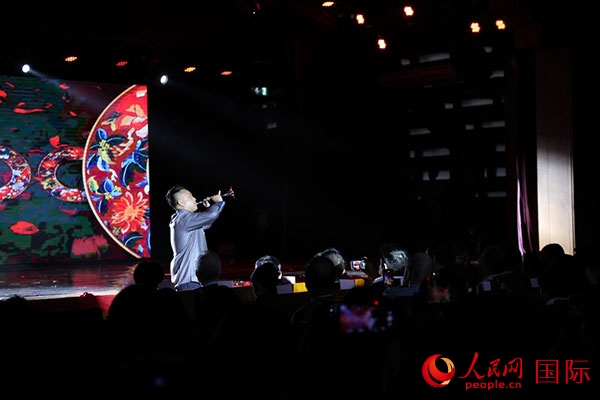 演出現(xiàn)場，演員帶來嗩吶獨(dú)奏《看秧歌》。人民網(wǎng)記者 楊一攝