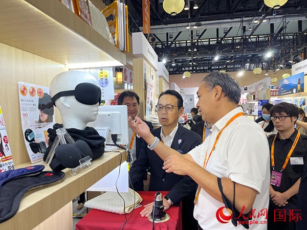 日本駐華大使金杉憲治（左二）參觀2024年服貿(mào)會日本館。人民網(wǎng)記者 盛楚宜攝