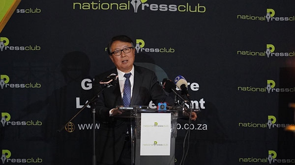 駐南非大使吳鵬出席中國(guó)駐南非使館同南國(guó)家新聞俱樂(lè)部聯(lián)合舉辦的中非合作論壇峰會(huì)成果宣介會(huì)并發(fā)表主旨講話。人民網(wǎng) 劉暢攝