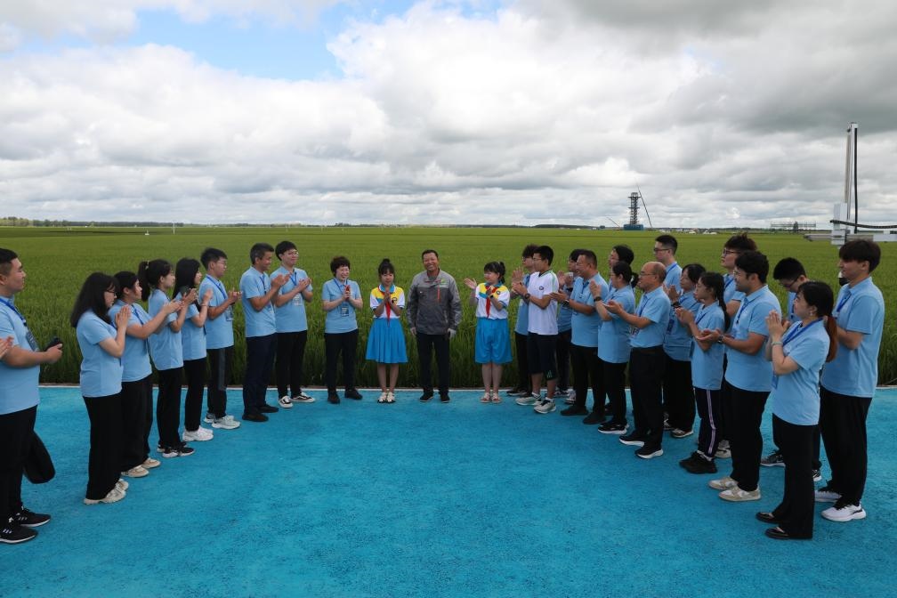 哈爾濱工業(yè)大學(xué)邀請農(nóng)業(yè)專家周德華為學(xué)生講授水稻種植的故事。新華社發(fā)
