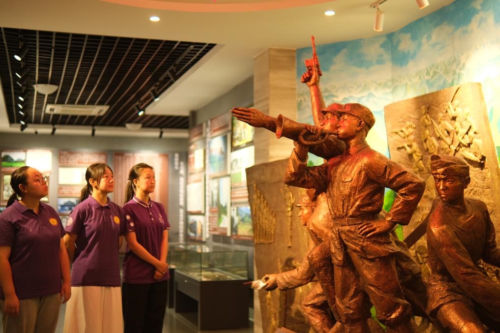 7月26日，南開大學(xué)實(shí)踐隊(duì)在環(huán)江革命陳列館了解毛南族人民在黨的領(lǐng)導(dǎo)下進(jìn)行革命斗爭的歷程。（受訪者供圖）