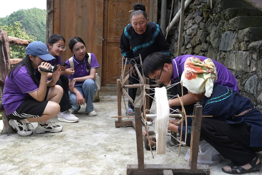 南開大學(xué)師生在貴州省雷山縣南猛村了解鄉(xiāng)村振興成就。（受訪者供圖）