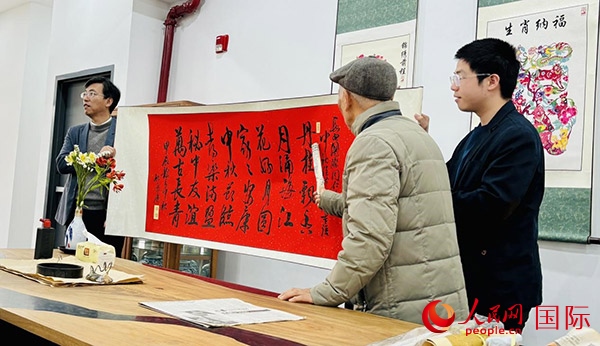 旅秘書法家向現(xiàn)場觀眾展示書法作品。人民網(wǎng)記者 宋亦然攝