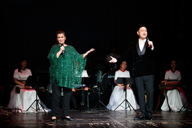 中羅歌唱家合唱《摩爾多瓦的玫瑰》。傅永山 攝