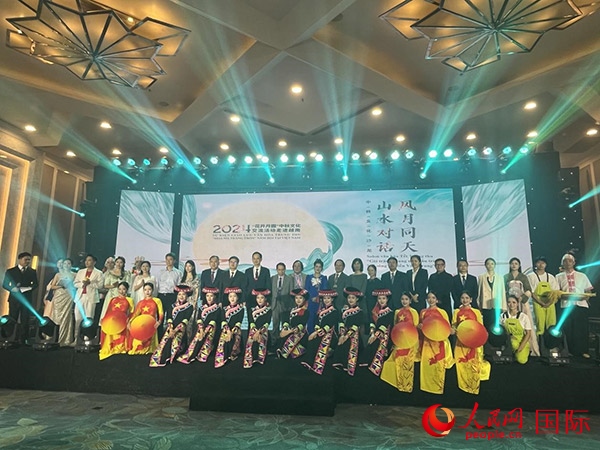 兩國嘉賓與中越藝術(shù)家現(xiàn)場合影。人民網(wǎng)記者 楊曄攝